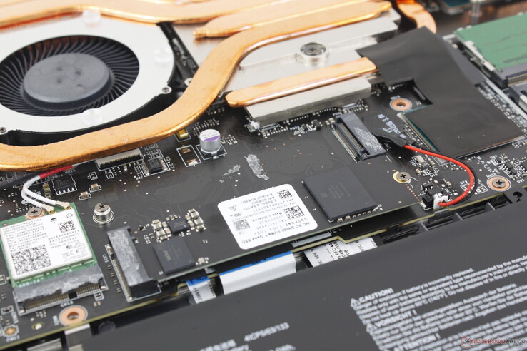 El modelo admite hasta dos unidades SSD M.2 2280. Tenga en cuenta que una ranura es PCIe5 x4 mientras que la otra es PCIe4 x4, por lo que no son exactamente idénticas