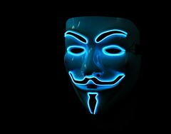 Ernw encontró un fallo crítico en los sistemas Linux. Imagen de una máscara de Guy Fawkes. (Fuente de la imagen: Robert Stump, vía Unsplash)