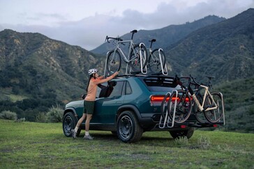 Puertos traseros para accesorios Rivian R3X con accesorio para montaje en bicicleta