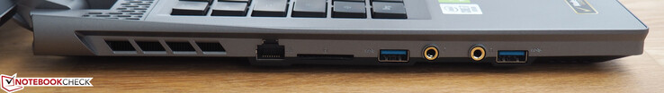 Lado izquierdo: Puerto Ethernet RJ45, lector de tarjetas SD, puerto USB 3.0 Tipo A, conector de micrófono, conector de auriculares, puerto USB 3.0 Tipo A.