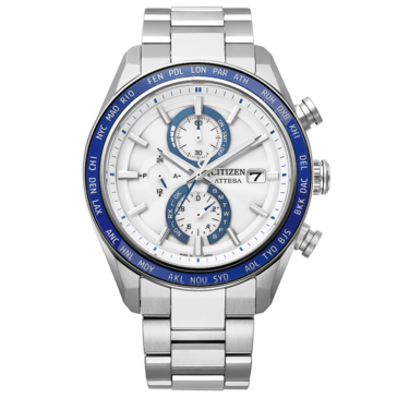 Cronógrafo Citizen Attesa con esfera blanca texturizada, detalles azules, bisel azul de hora mundial y brazalete de Super Titanium en color acero inoxidable.