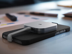 La EX300U cuesta a partir de 99,99 dólares. En la imagen: la unidad SSD portátil acoplada en la parte posterior de un iPhone. (Fuente de la imagen: Corsair)
