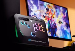 El HyperX Clutch Tachi es un mando arcade para Xbox que se espera sea anunciado en el CES 2026. (Fuente de la imagen: WindowsLatest)