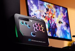 El HyperX Clutch Tachi es un mando arcade para Xbox que se espera sea anunciado en el CES 2026. (Fuente de la imagen: WindowsLatest)