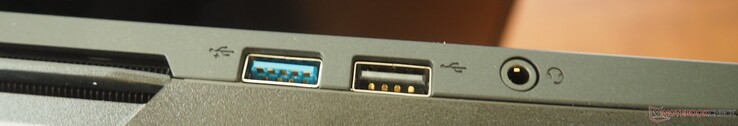 Izquierda: USB-A 3.2 Gen 1, USB 2.0, toma de audio combo de 3,5 mm
