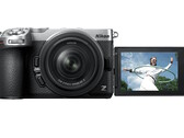 La cámara sin espejo Nikon Z5IIC cuenta con una pantalla táctil orientable de 3,2" que facilita la realización de selfies.