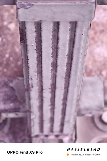 Oppo Find X9 Pro con tinte magenta debido a la montura del objetivo.