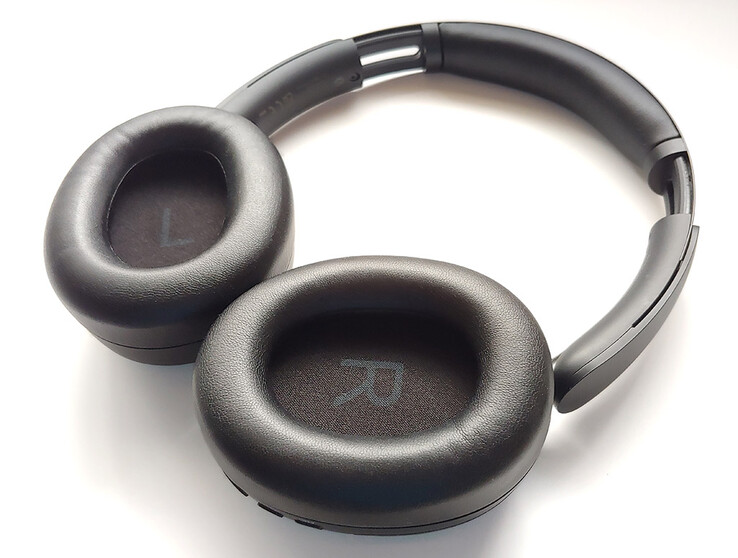 Los auriculares se pliegan para quedar planos y poder monitorizar con un solo lado, mientras que los brazos pueden extenderse para adaptarse a cabezas más grandes. (Fuente de la imagen: Notebookcheck)