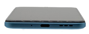 Parte inferior: Micrófono, puerto USB-C, altavoces