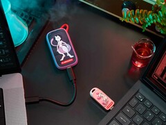 El SSD portátil SANDISK Mewtwo y la memoria USB C Mew, ambos conmemorativos del 30.º aniversario de Pokémon, que aparecen en la imagen