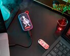 El SSD portátil SANDISK Mewtwo y la memoria USB C Mew, ambos conmemorativos del 30.º aniversario de Pokémon, que aparecen en la imagen