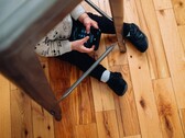 Convertir el tiempo frente a la pantalla en tiempo de aprendizaje: 7 aplicaciones educativas que realmente enseñan, no sólo entretienen. En la imagen, un niño sosteniendo una tableta. (Fuente de la imagen: charlesdeluvio - Unsplash)