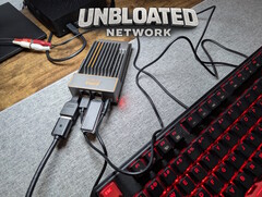 Zimaboard conectado con un stick de arranque junto a un teclado