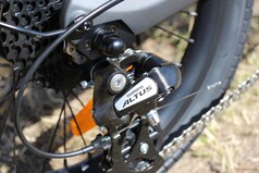 Está equipada con un desviador Shimano Altus
