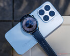 El Xiaomi Watch S5 de 46 mm cuesta a partir de 179,99 euros en la UE. En la imagen: el smartwatch sobre el teléfono Xiaomi 17T.