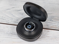 RingConn Gen 3 en su estuche de carga