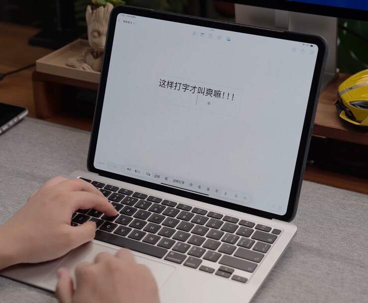 Primer plano del teclado y el touchpad del iPadBook y el MacBook Air utilizados para controlar el iPad. (Fuente de la imagen: 舒灿ShuCanTech vía YouTube)