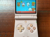 El Miyoo Mini Flip parece tener un d-pad más pequeño que el Miyoo Flip normal pero los botones ABXY del mismo tamaño. (Fuente de la imagen: GameboyJuntaro - editado)