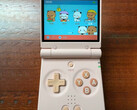 El Miyoo Mini Flip parece tener un d-pad más pequeño que el Miyoo Flip normal pero los botones ABXY del mismo tamaño. (Fuente de la imagen: GameboyJuntaro - editado)