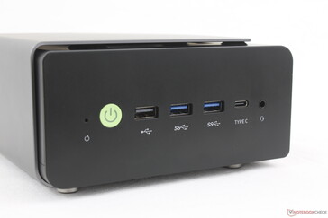 Frontal: CMOS, botón de encendido, USB-A 2.0, 2x USB-A 3.2 Gen. 2, USB-C con DisplayPort + Power Delivery, auriculares de 3,5 mm