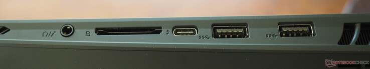 Lado derecho: combo de audio de 3,5 mm, lector de tarjetas SD, Thunderbolt 4 (DP 1.4, PD 3.0), 2x USB-A 3.2 Gen 2