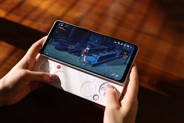 El Ayaneo Pocket Play tiene unos gruesos biseles superior e inferior. (Fuente de la imagen: Ayaneo)