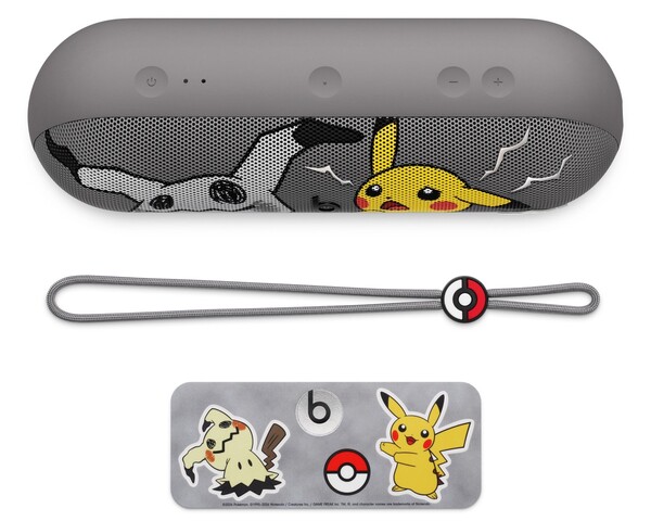 El Pokémon x Beats Pill viene con una correa y dijes.