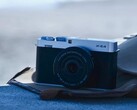 Cámara compacta APS C Fujifilm X E5 en una bolsa en la playa