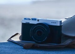 Cámara compacta APS C Fujifilm X E5 en una bolsa en la playa