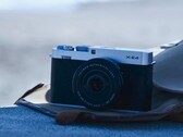 Cámara compacta APS C Fujifilm X E5 en una bolsa en la playa