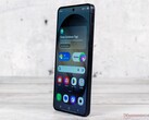 Se espera que el sucesor del Galaxy S26 de la imagen utilice una cámara frontal anticuada.