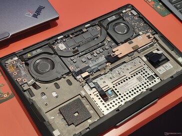 El sistema de refrigeración y la batería siguen siendo accesibles a través de la cubierta inferior (fuente de la imagen: Benjamin Herzig)