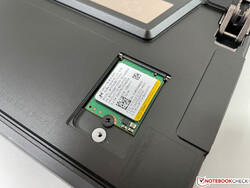 La unidad SSD M.2-2230 compacta se puede sustituir.