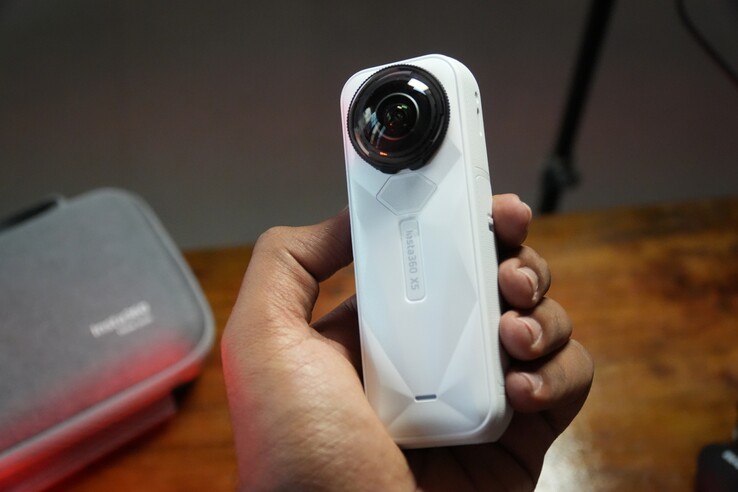 La Insta360 X5 tiene un aspecto bastante atractivo en acabado blanco satinado (Fuente de la imagen: Abhinav Fating/Notebookcheck)