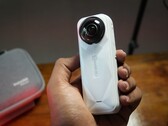La Insta360 X5 Satin White Limited Edition (Fuente de la imagen: Abhinav Fating/Notebookcheck)