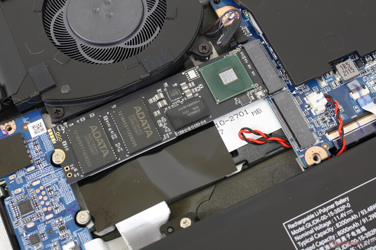 Dos ranuras M.2 2280. Tenga en cuenta que sólo la ranura superior es compatible con las SSD PCIe4 x4, mientras que la ranura inferior es compatible con las unidades PCIe3 o SATA