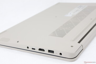 La placa inferior es de plástico rugoso mate para contrastar con la cubierta del teclado y la tapa exterior de aluminio cepillado, más suave y brillante