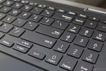 El teclado numérico y las teclas de flecha son más pequeños y estrechos que las teclas principales del QWERTY