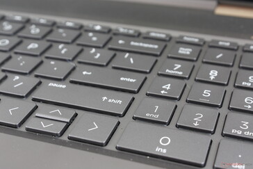 Las teclas de NumPad tienen el mismo tamaño que las teclas QWERTY, a diferencia de la mayoría de las demás computadoras portátiles, pero las teclas de flecha son demasiado pequeñas.