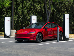 Tesla Model 3 en una estación de Supercargadores. (Fuente de la imagen: Tesla)