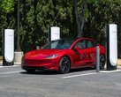 Tesla Model 3 en una estación de Supercargadores. (Fuente de la imagen: Tesla)