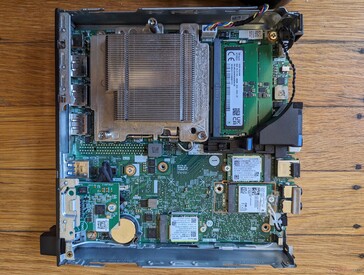 OptiPlex Micro 7010 Plus con la cubierta superior y el conjunto del ventilador desmontados