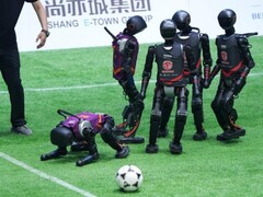 El primer torneo de fútbol autónomo entre robots humanoides marca un hito en el avance de la interacción en tiempo real impulsada por la IA en la robótica. (Fuente de la imagen: ecns)
