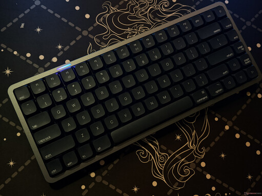 La tira RGB situada en la parte superior del Akko Air 01