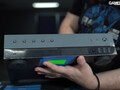 El kit de desarrollo de la Xbox Series X tiene una pantalla en su parte frontal y varios botones. (Fuente de la imagen: Gamers Nexus)