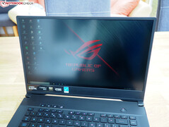 Usando el ROG Zephyrus S GX502GW con luz solar en su pantalla