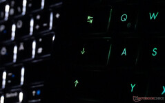 A la derecha, el teclado del Z16P está configurado en blanco. A la izquierda, hay otro portátil.
