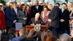 El presidente Biden firma la ley de infraestructuras con disposiciones sobre criptomonedas (imagen: CNBC)