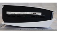 La PS5 con unidad de disco parece particularmente robusta cuando se mira desde la base. (Fuente de la imagen: NCC vía MySmartPrice)