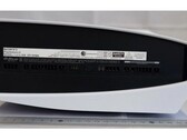 La PS5 con unidad de disco parece particularmente robusta cuando se mira desde la base. (Fuente de la imagen: NCC vía MySmartPrice)